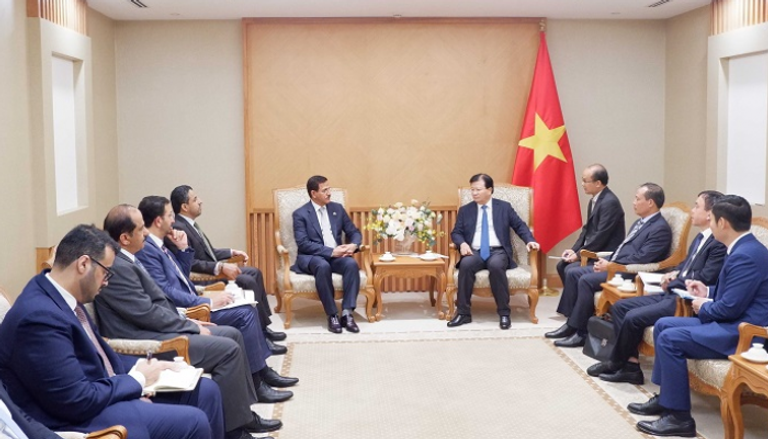 لقاء وزير الاقتصاد الإماراتي ونائب رئيس الوزراء الفيتنامي