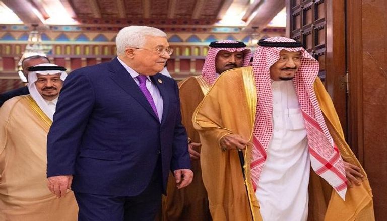 العاهل السعودي خلال استقبال الرئيس الفلسطيني