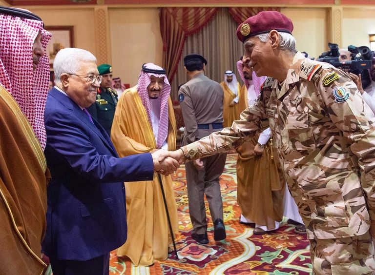 العاهل السعودي خلال استقبال الرئيس الفلسطيني