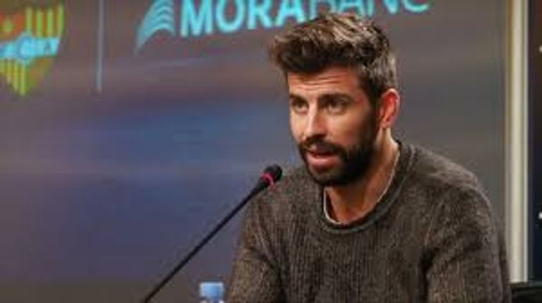 جيرارد بيكيه بيتر تشيك لاعباً لهوكي الجليد