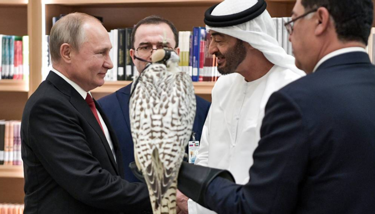 الشيخ محمد بن زايد والرئيس بوتين يتبادلان الهدايا