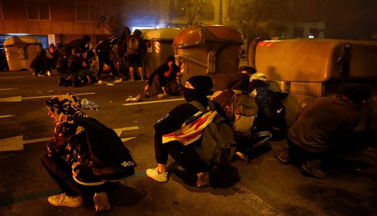 مواجهات بين الشرطة والمحتجين في إقليم كتالونيا - رويترز