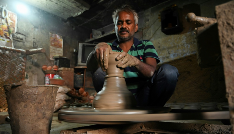 صانع فخار هندي 