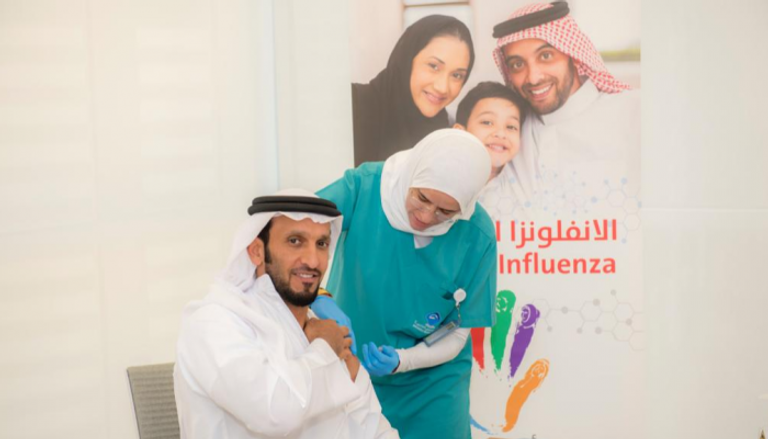 رئيس دائرة الصحة بأبوظبي يحصل على تطعيم الإنفلونزا الموسمية