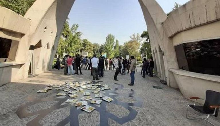 طلاب إيرانيون يحتجون على تسمم زملائهم