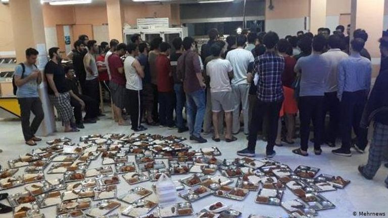 طلاب إيرانيون يحتجون على تسمم زملائهم