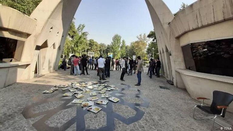 طلاب إيرانيون يحتجون على تسمم زملائهم