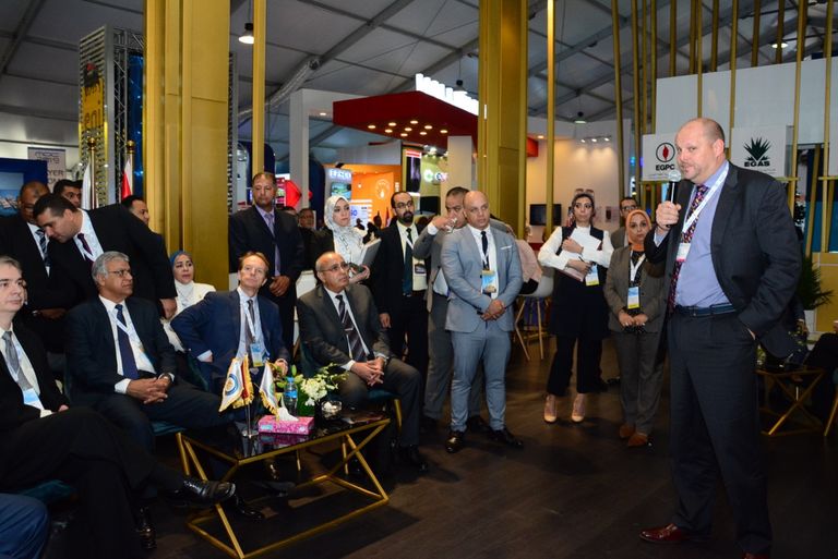 جانب من العرض المقدم حول التقنيات المستخدمة بالمشروع طارق الملا وزير البترول المصري- أرشيفية