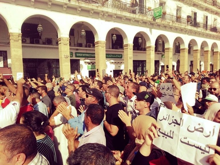 احتجاجات شعبية ضد قانون المحروقات بالجزائر
