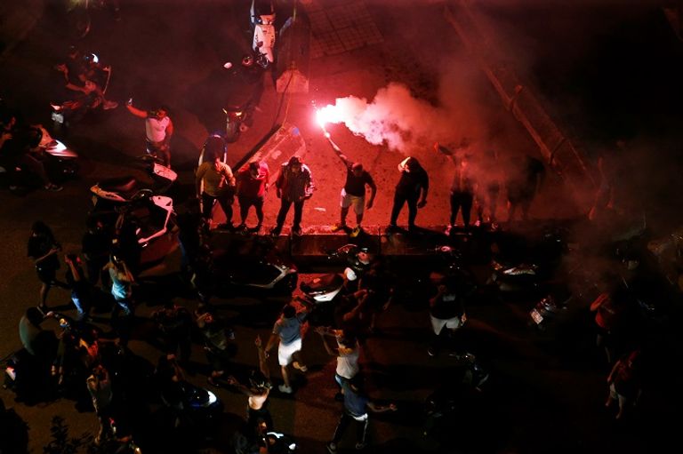 المحتجون في لبنان يقطعون الطرق 