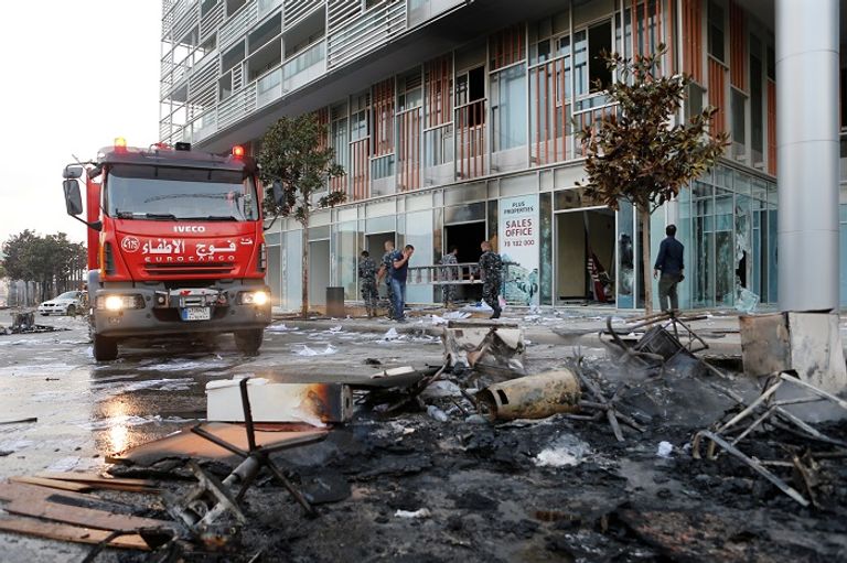 المحتجون في لبنان يقطعون الطرق 