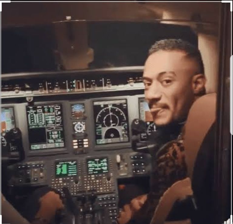 محمد رمضان داخل قمرة القيادة