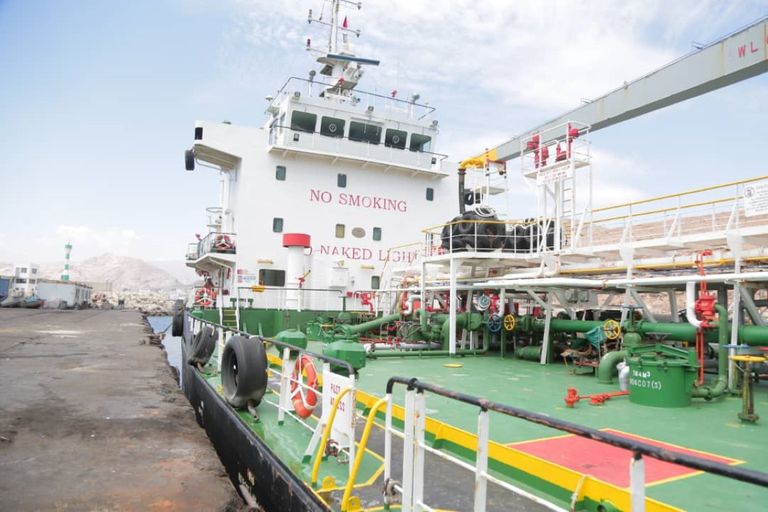 باخرة إماراتية تحمل مشتقات نفطية دعما لكهرباء حضرموت