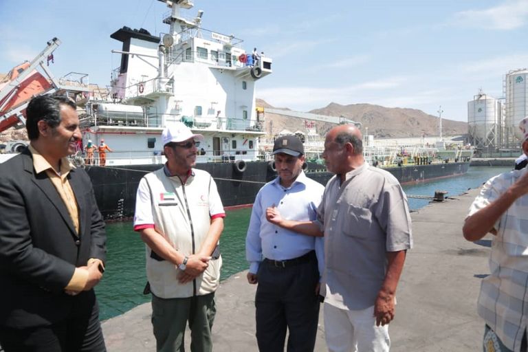 باخرة إماراتية تحمل مشتقات نفطية دعما لكهرباء حضرموت