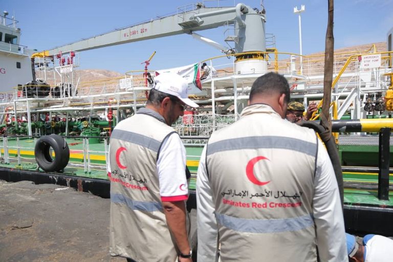 باخرة إماراتية تحمل مشتقات نفطية دعما لكهرباء حضرموت