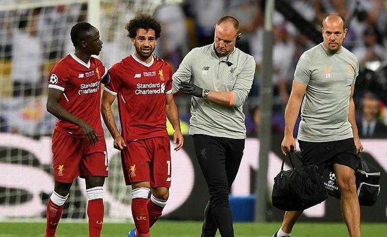 صلاح مع بونز فيليبي كوتينيو