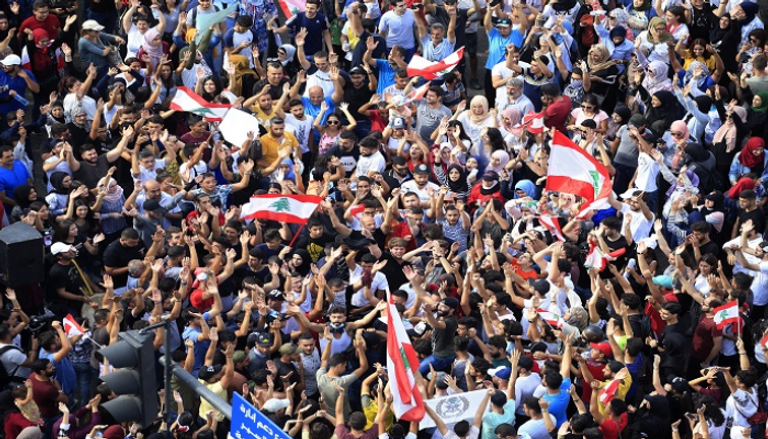 جانب من مظاهرات اللبنانيين - رويترز