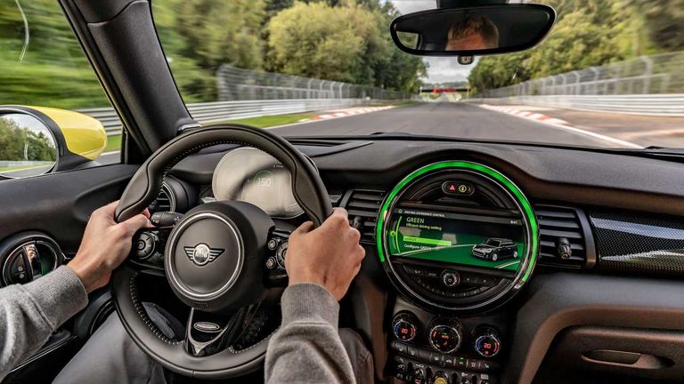 كابينة القيادة بطراز ميني كوبر SE