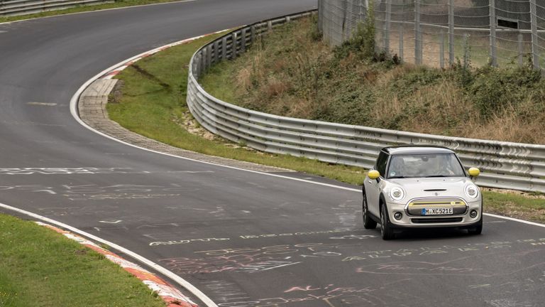 كابينة القيادة بطراز ميني كوبر SE