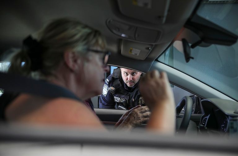 إدارة الجمارك تستعين بالكلاب المدربة