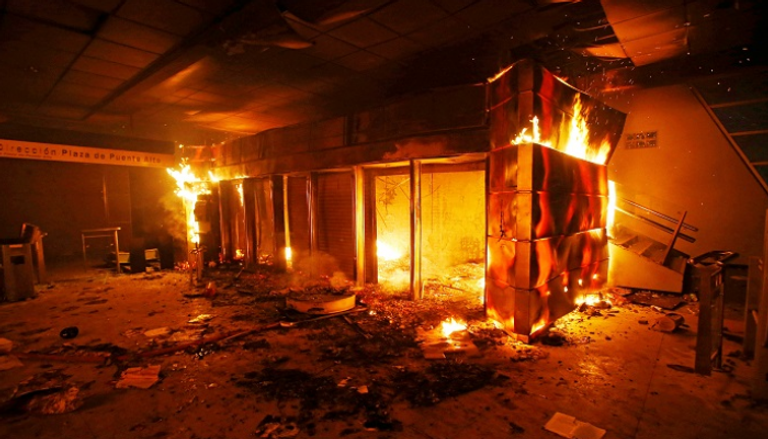 اشتعال النيران داخل إحدى محطات مترو العاصمة - رويترز