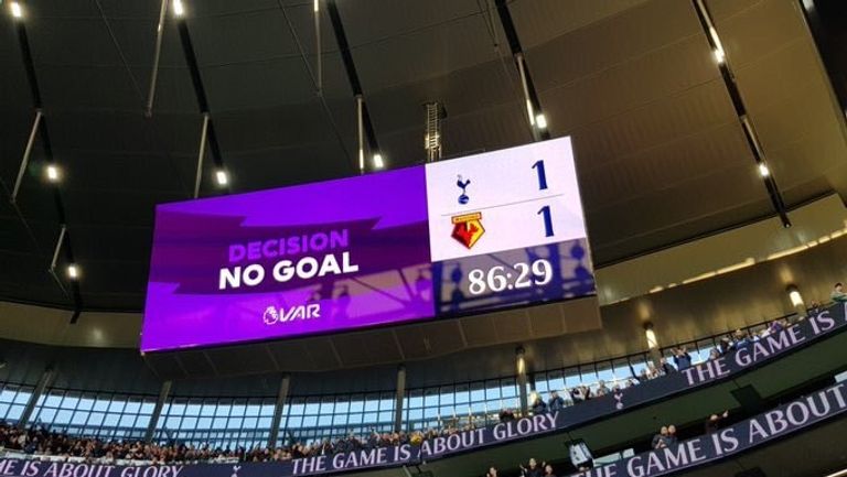 كريس كافانا حكم المباراة