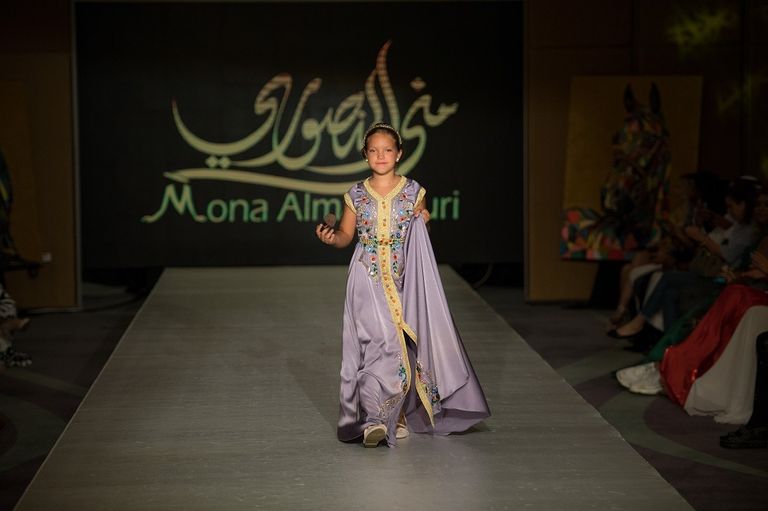 المصممة العالمية منى المنصوري مع العارضات الأطفال