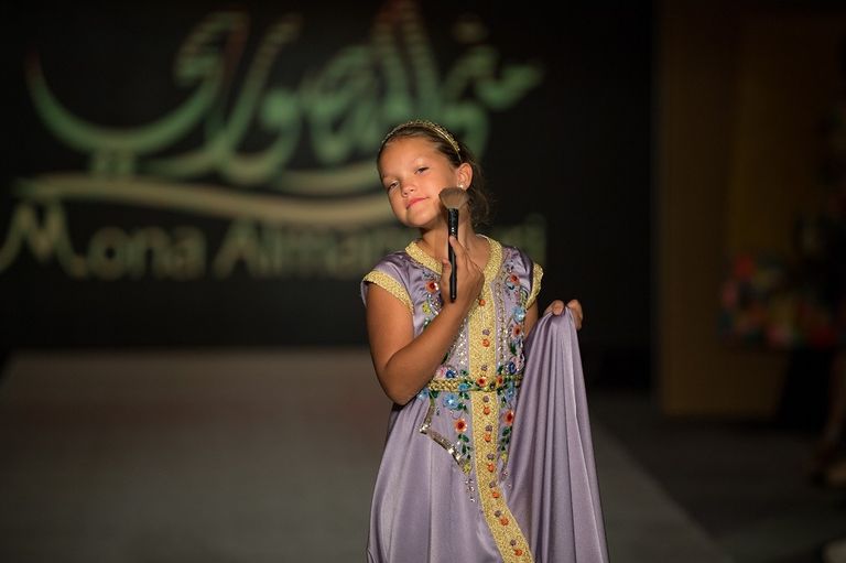 المصممة العالمية منى المنصوري مع العارضات الأطفال