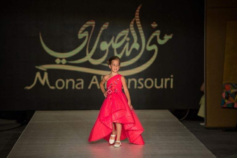 المصممة العالمية منى المنصوري مع العارضات الأطفال