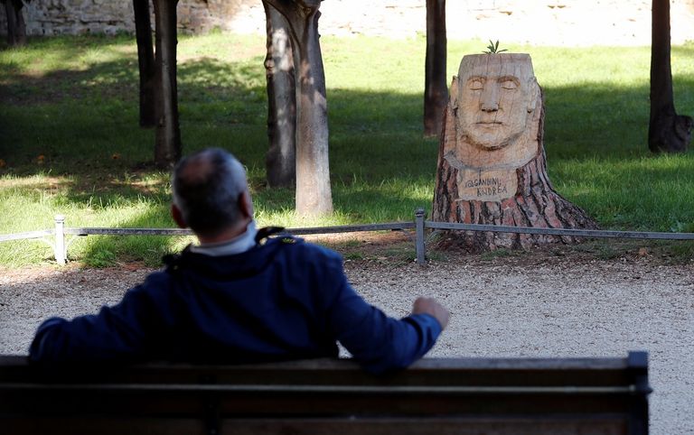 أندريا جانديني حوّل جذوع الأشجار الميّتة إلى قطع فنيّة
