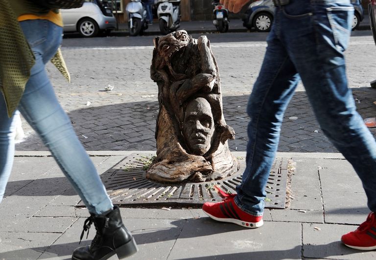 أندريا جانديني حوّل جذوع الأشجار الميّتة إلى قطع فنيّة