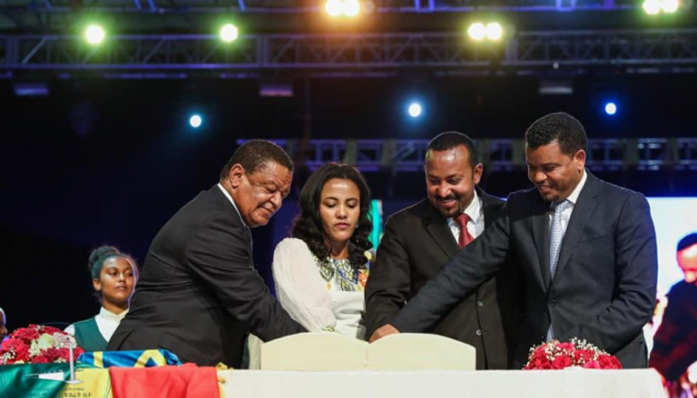 رئيس الوزراء الإثيوبي آبي أحمد وزوجته زناش في حفل توقيع الكتاب