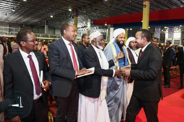 رئيس الوزراء الإثيوبي آبي أحمد وزوجته زناش في حفل توقيع الكتاب