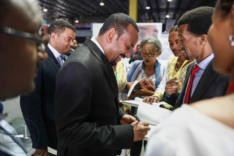 رئيس الوزراء الإثيوبي آبي أحمد وزوجته زناش في حفل توقيع الكتاب