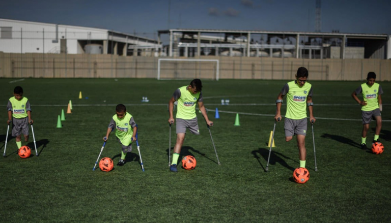 مجموعة من أطفال غزة مبتوري الأقدام يتدربون على لعب الكرة