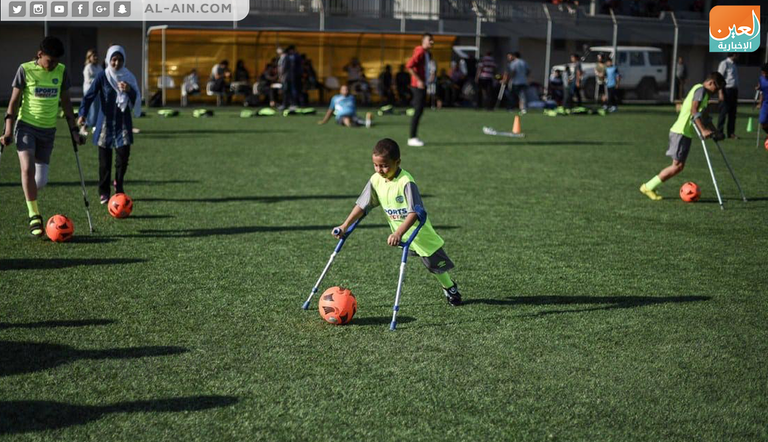 مجموعة من أطفال غزة مبتوري الأقدام يتدربون على لعب الكرة