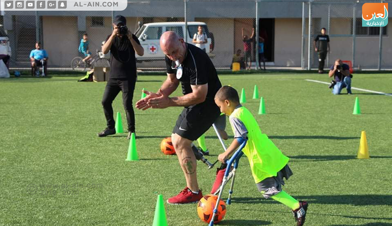مجموعة من أطفال غزة مبتوري الأقدام يتدربون على لعب الكرة