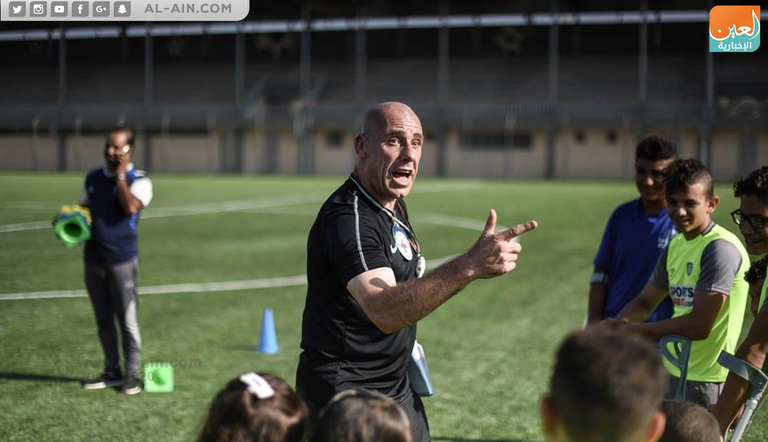 المدرب الأيرلندي سيمون بيكر مجموعة من أطفال غزة مبتوري الأقدام يتدربون على لعب الكرة