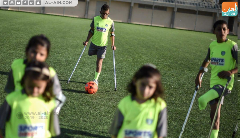 مجموعة من أطفال غزة مبتوري الأقدام يتدربون على لعب الكرة