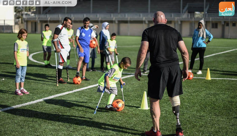 مجموعة من أطفال غزة مبتوري الأقدام يتدربون على لعب الكرة