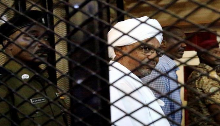 الرئيس السوداني المعزول عمر البشير في قفص الاتهام