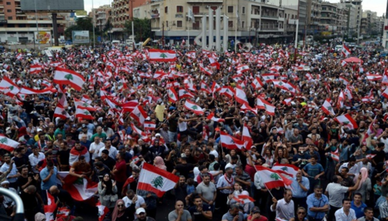  العلم اللبناني يمحو الطائفية في الميادين