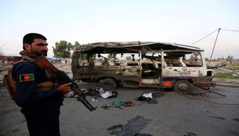 فرد من الشرطة الأفغانية في موقع تفجير سابق - رويترز