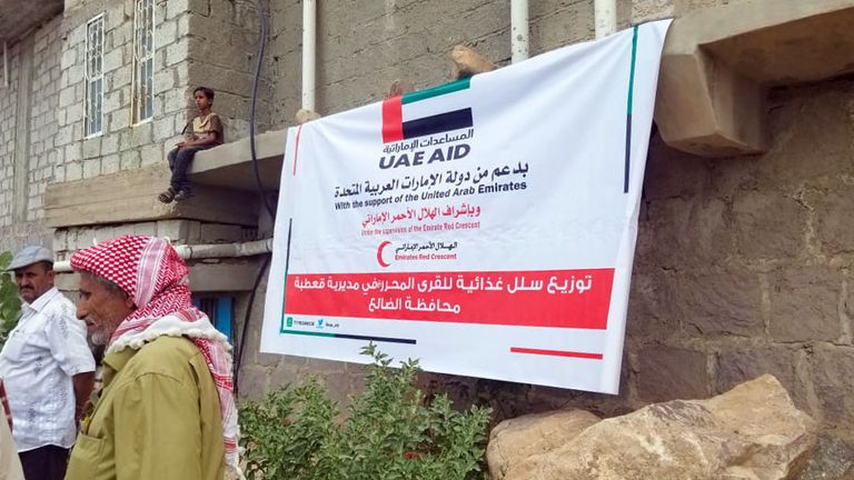 توزيع سلال غذائية على 400 أسرة يمنية