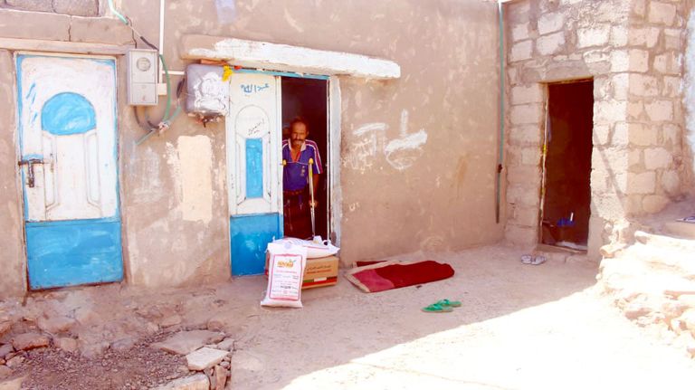 توزيع سلال غذائية على 400 أسرة يمنية