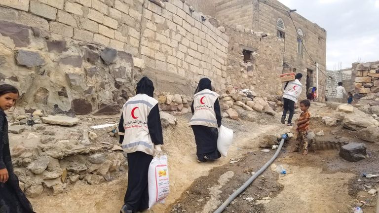 توزيع سلال غذائية على 400 أسرة يمنية