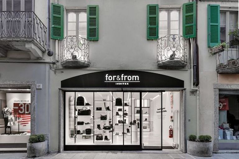 موظفون من أصحاب الهمم يديرون متجرا في إيطاليا