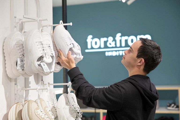 موظفون من أصحاب الهمم يديرون متجرا في إيطاليا