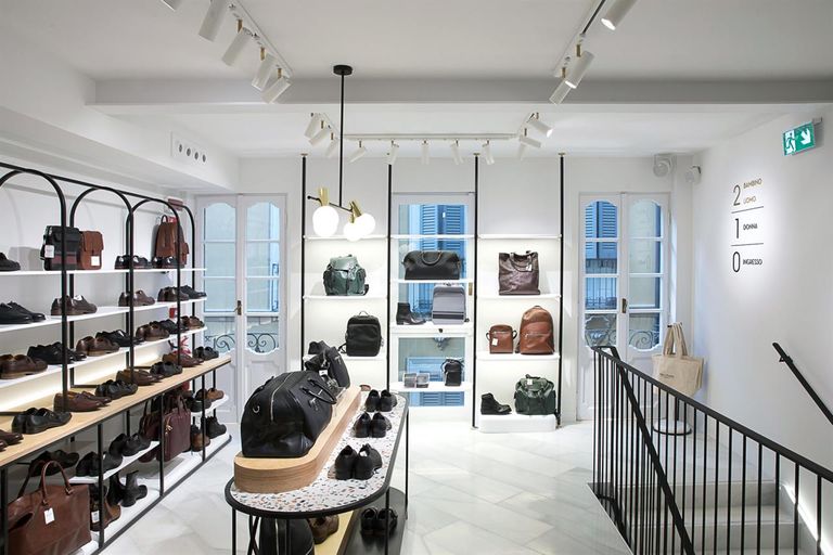 موظفون من أصحاب الهمم يديرون متجرا في إيطاليا