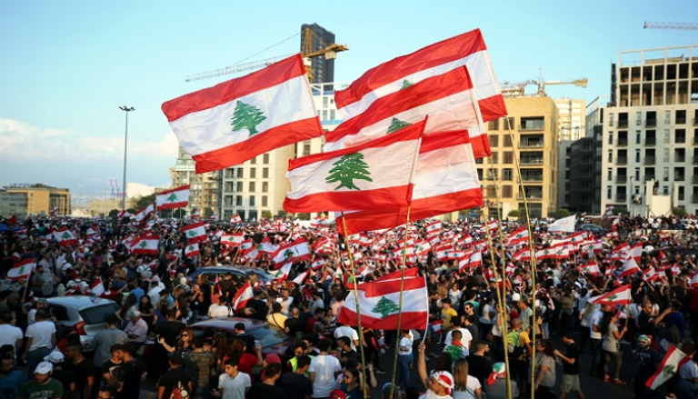 جانب من مظاهرات لبنان - رويترز